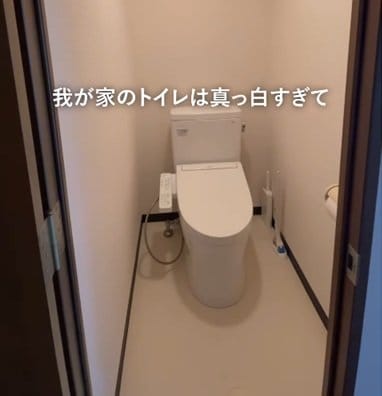 築30年賃貸の古くて落ち着かないトイレを簡単DIY。フロアマットを敷くだけで話題の「ジャパンディ風」に雰囲気がガラリと変わる、マネしたい実用的な床リメイク術