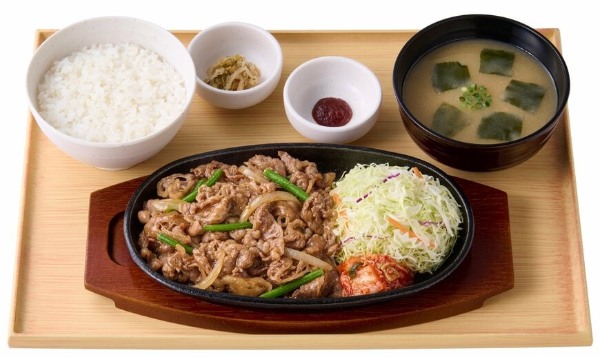 出所：株式会社プレナス「「やよい軒」世界共通フェアTEPPAN FAIR(鉄板フェア)第１弾！　ジューシーな牛肉をコク旨の特製だれと炒めて食欲そそる『牛カルビ焼肉定食』・『牛カルビ焼肉とコロッケの定食』」