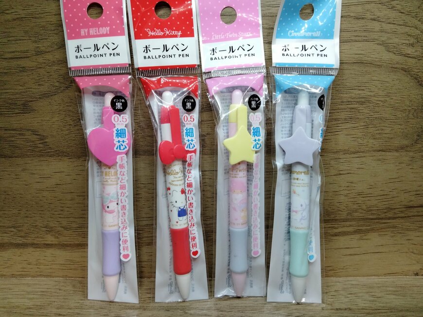 筆者撮影（セリア、ボールペンM/Mハピネス・セリア、ボールペンK/Tハピネス・セリア、ボールペンT/Sハピネス・セリア、ボールペンC/Nハピネス）