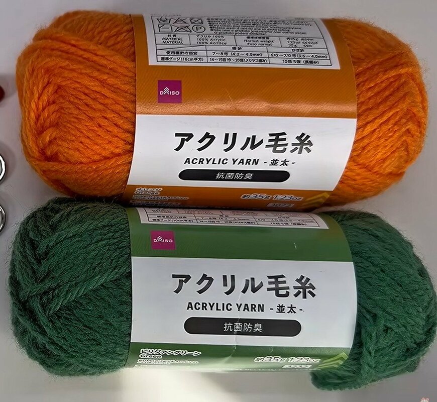 100均ダイソーの毛糸2玉だけで編む“くだもの巾着ポーチ”に反響「30分かからず編めました！」「色々なカラーで7種類作った」の声