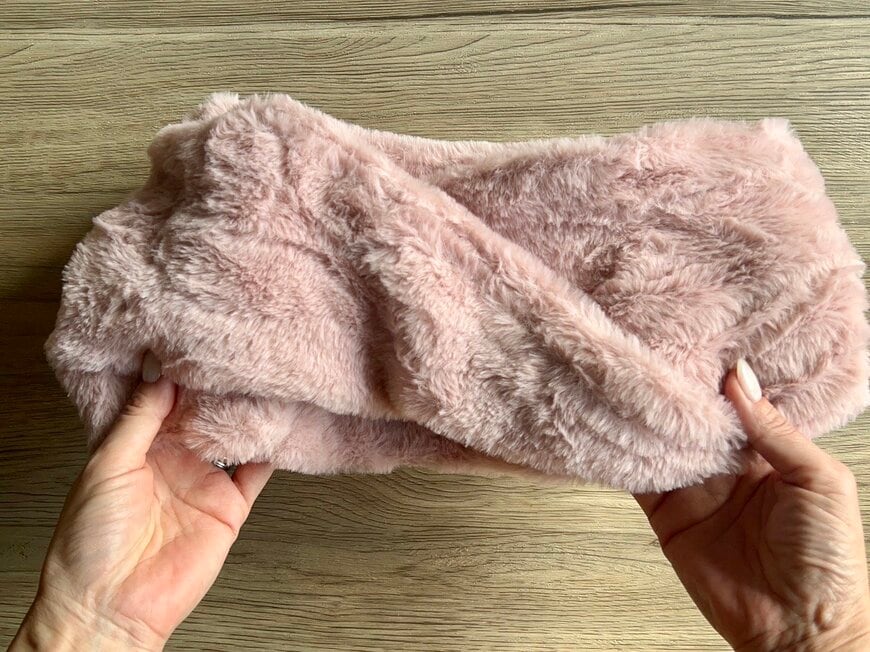 「最初から『ねじれ』が入っているデザイン。スポッとかぶるだけで、リボンのように可愛い形になります。」