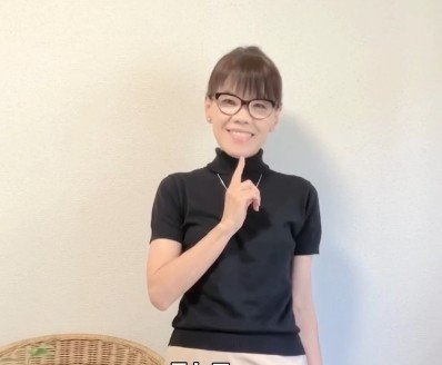 【60代マダム】黒の半袖タートルネックで作る上品な〈初秋コーデ〉が素敵
