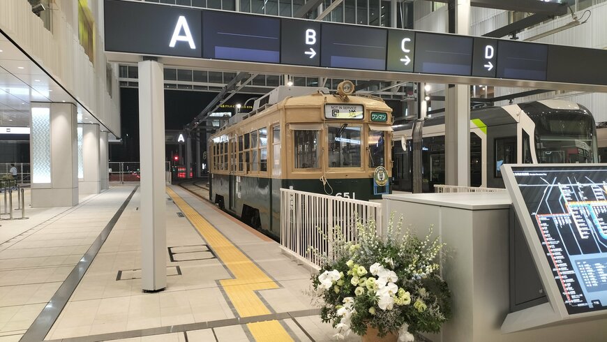 広島駅に停車する被爆電車