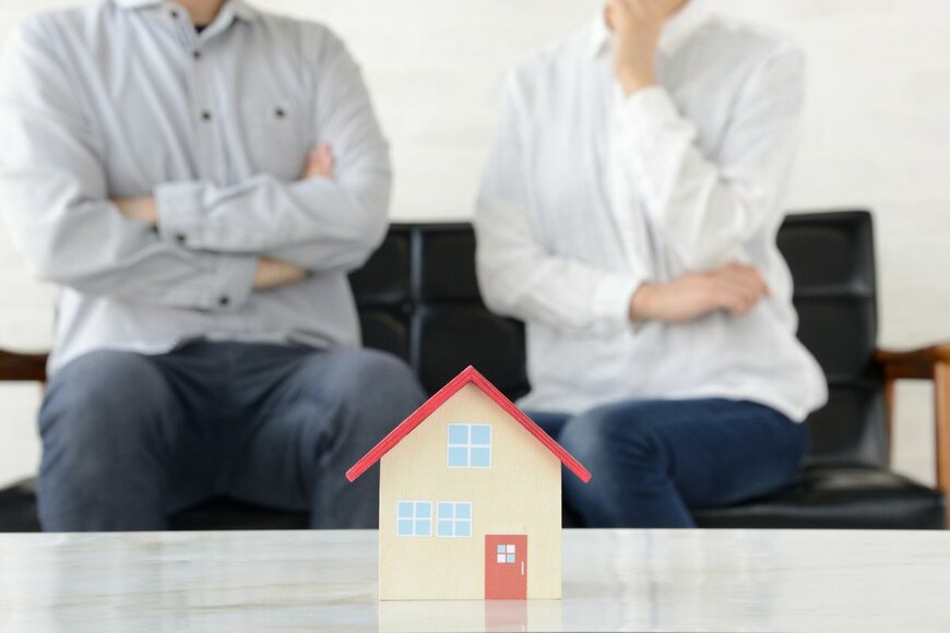 住宅購入に悩む夫婦の写真