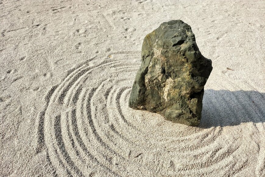 白い砂の上に庭石が置いてある。