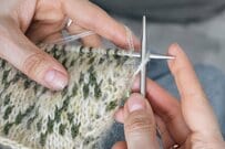 1950年代に公開された「有名時代劇」のセーターを編んだら…　衝撃の仕上がりに「再現性がハンパない」