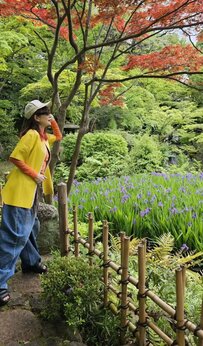 【69歳マダム】イエロー×デニムの「華やかコーデ」がおしゃれ！庭園に映える着こなしに「デニム可愛い！」の声