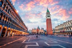 イタリアのヴェネツィアで入ったカフェ　水の都ならではの衝撃的な体験がSNSで話題に
