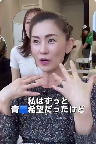 黒いヘアバンドで髪をまとめた、来店時の様子