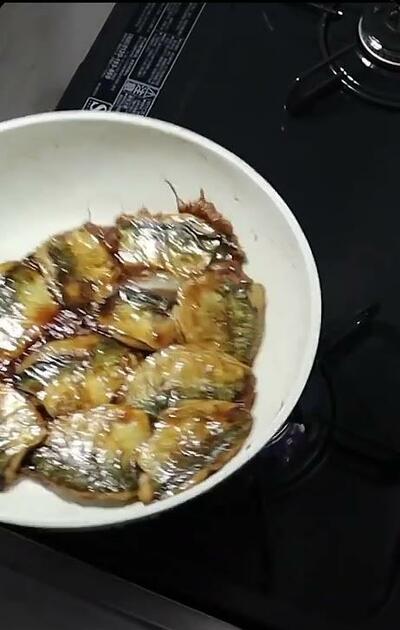 たれがからみ、照りが出てきたアジ