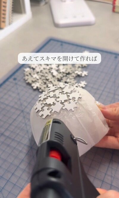 あえて隙間を開けてパズルのピースを貼り付け、軽やかな雰囲気に。