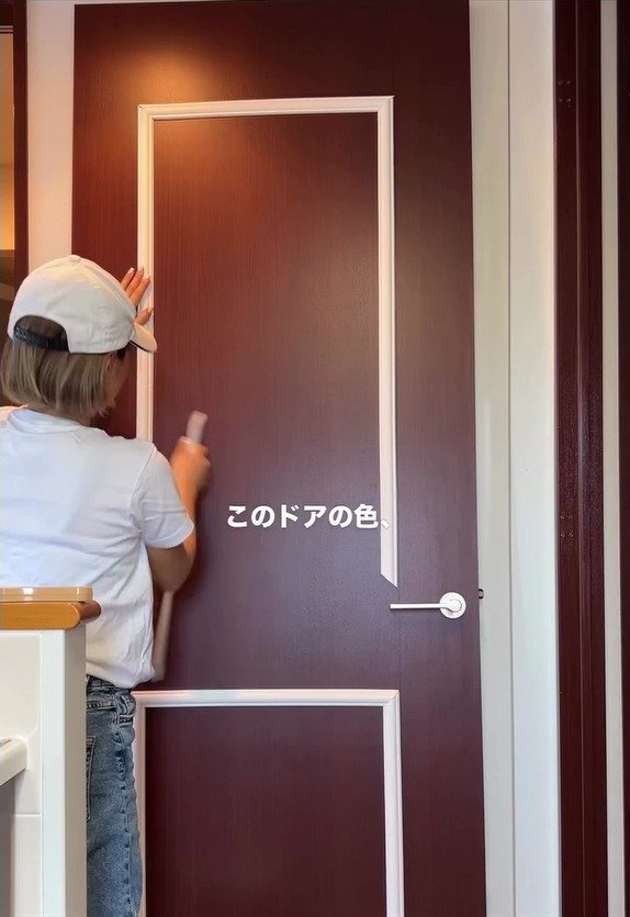 茶色のドアが「ヨーロッパの片田舎風」のグリーンのドアに変身 モールディングとペンキで雰囲気チェンジ