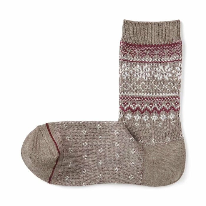 オシャレな色合いと冬にピッタリな柄がポイントの靴下