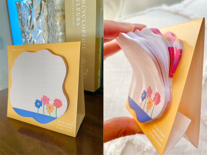 付箋は土台の下部分を広げると自立する仕様になっているのが特徴