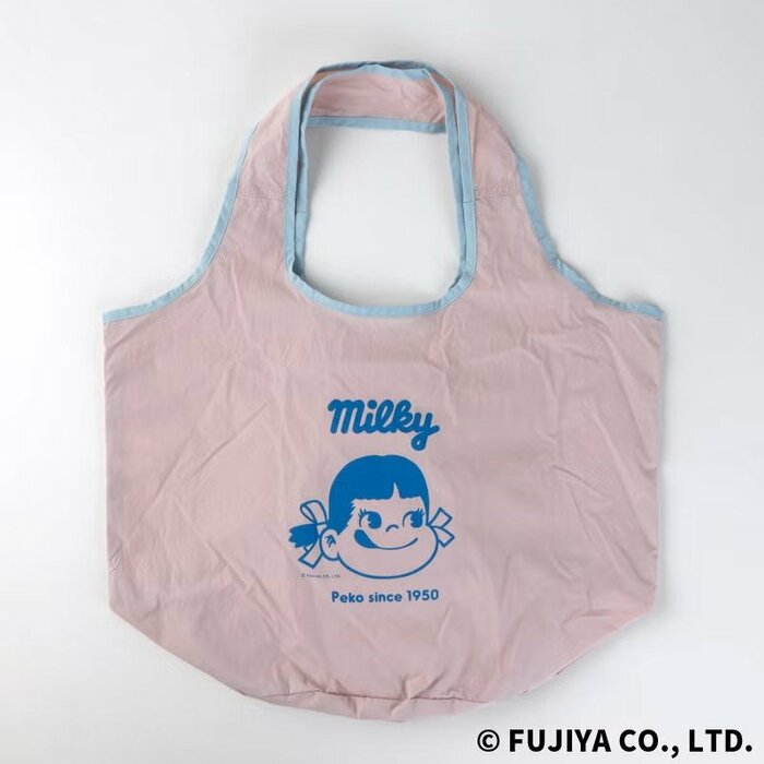 広げれば、お買い物の荷物をまとめて入れられるバッグに変身