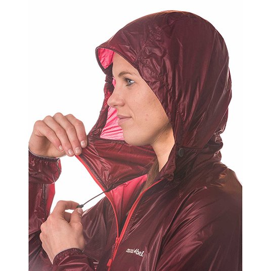 女性にうれしい、すっきりとしたタイトなシルエットがポイント