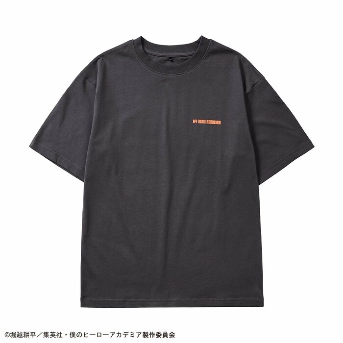 前面は胸元には小さなオレンジ色のロゴだけのシンプルなデザイン