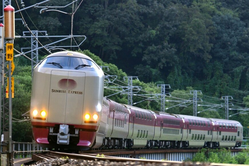 寝台特急の車体をよく見ると…「貼られたモノ」に怒り　痛ましい出来事に「サンライズが可哀想」「ひどい」