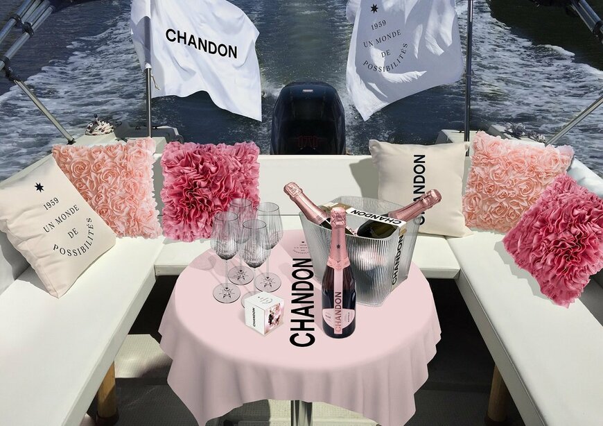 画像出所：株式会社SPICE SERVE「【目黒川お花見CHANDONクルーズ／貸切】特別仕様の船上から春を感じるファーストクラス予約開始！4000ｍ続く桜のトンネルを潜り、「仲間の笑顔に包まれる」優雅な時を 」（PR TIMES）