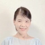 【60代マダム】10年ものの〈水色シアーブラウス〉をおしゃれに着こなす！涼しげで上品な大人カジュアルコーデが素敵
