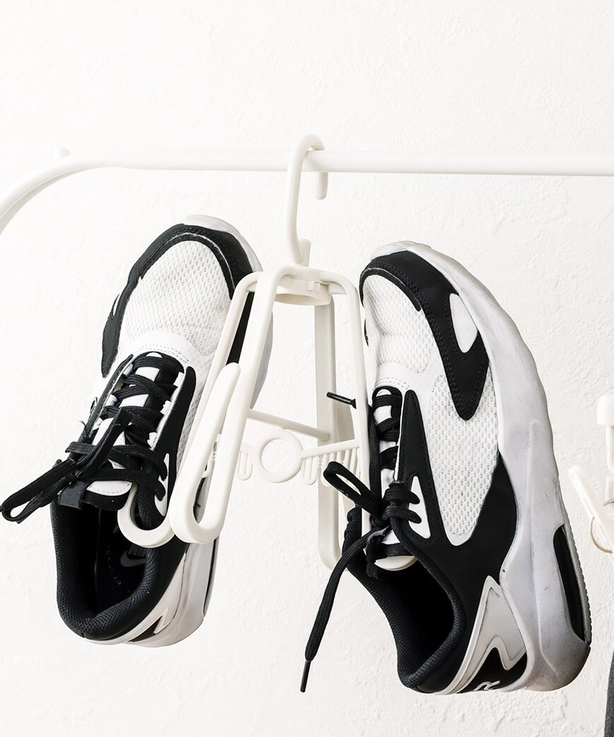 出所：3COINS公式　多機能シューズハンガー