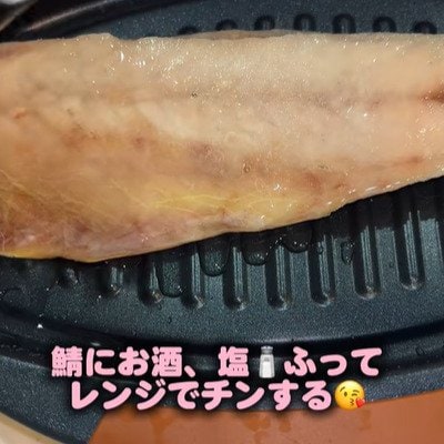 【お弁当術】妻が夫に手軽に作る〈鯖寿司風弁当〉お弁当箱にぴったり収まる鯖を主役に据え、星形の卵焼きや顔付きウインナーで遊び心を添えた彩り豊かな工夫