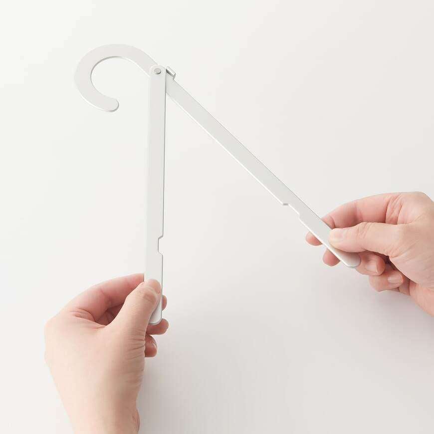 出所：無印良品公式　携帯用アルミ折りたたみ式ハンガー