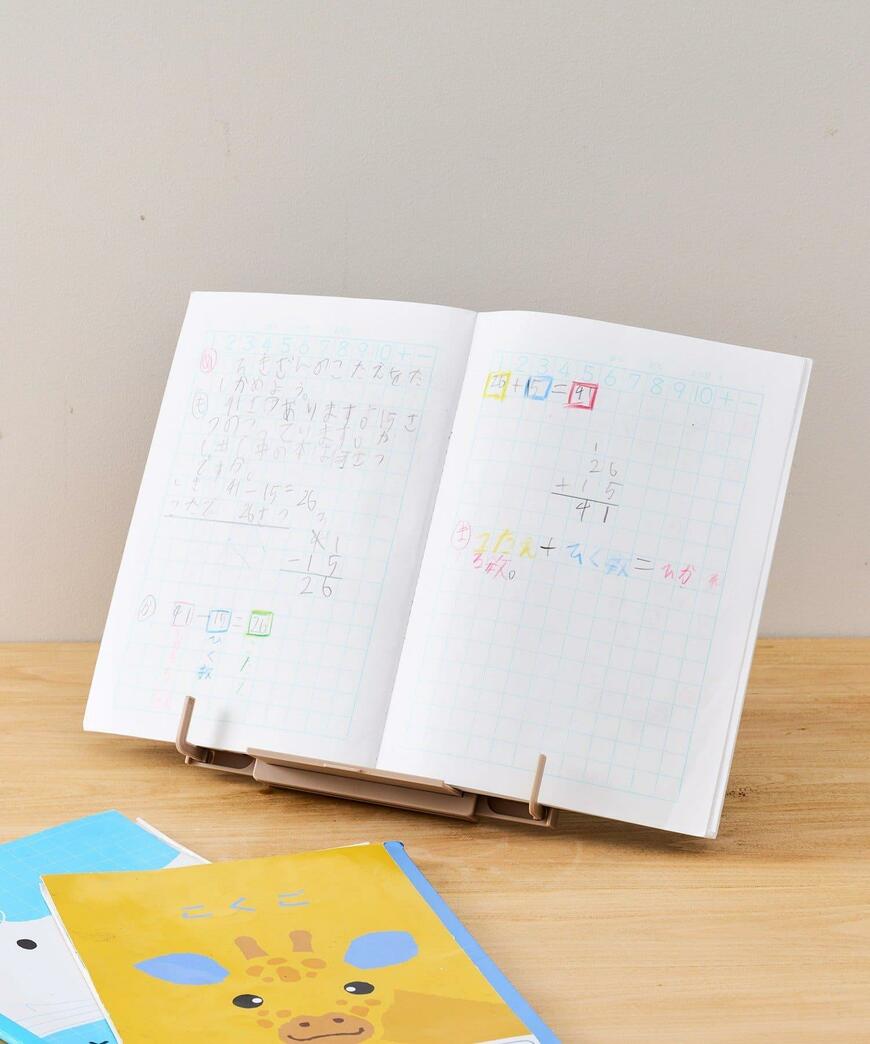 出所：パルグループ公式ファッション通販サイト 3COINS ブックスタンド