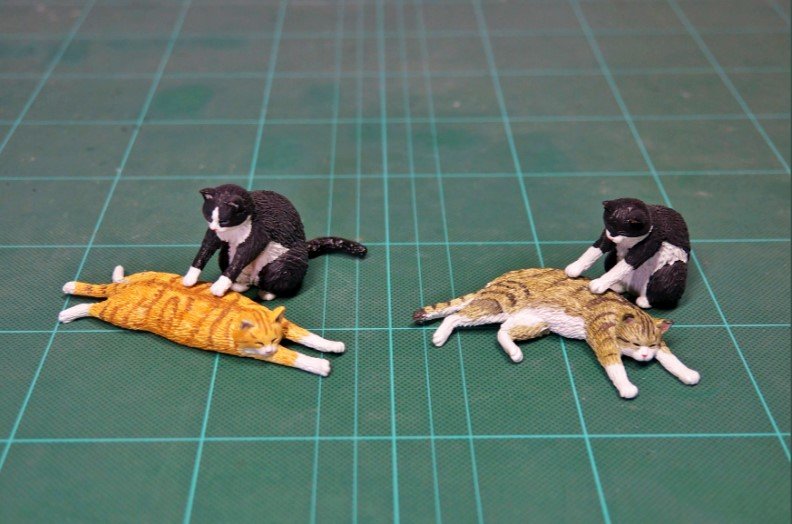 トラ猫さんもキジトラ猫さんも、とても気持ちよさそうです。黒白猫さんのマッサージ店は大繁盛です。