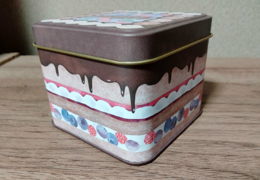 筆者撮影（セリア、スクエア缶 デコレーションケーキ）