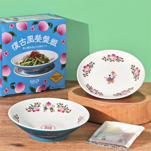 出所：カルディコーヒーファーム公式サイト「桃と唐子のレトロ皿セット」