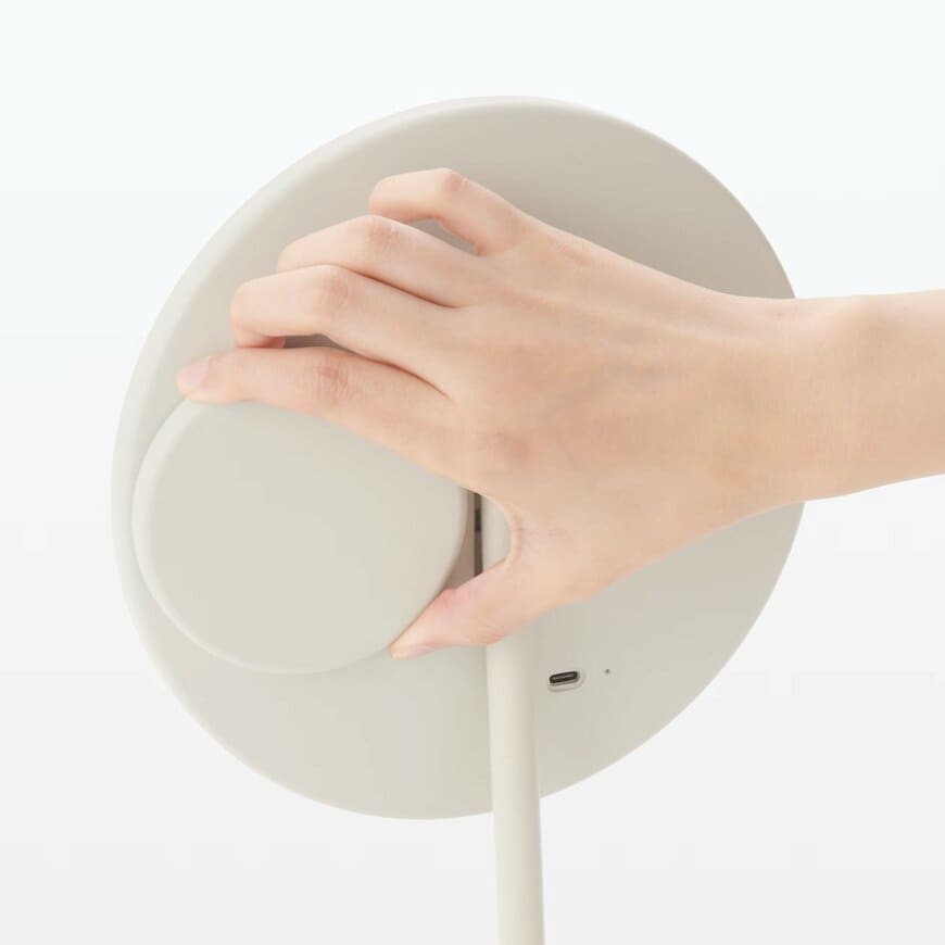 出所：無印良品公式　コードレスＬＥＤライト付ミラー