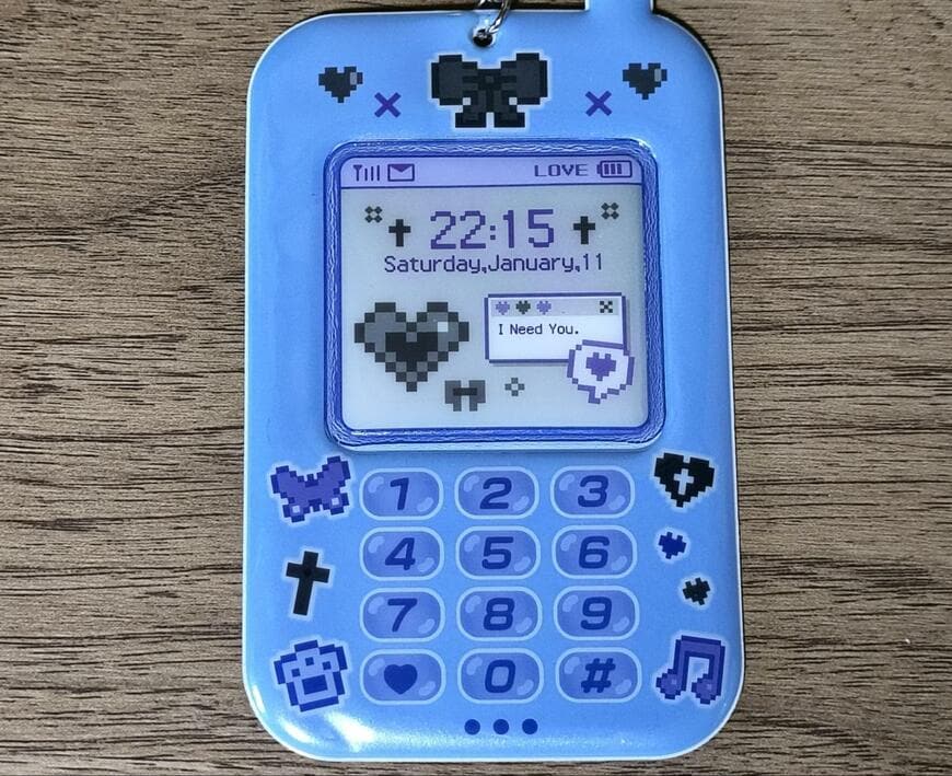 筆者撮影（セリア、平成メモリーパスケース ガラケー）