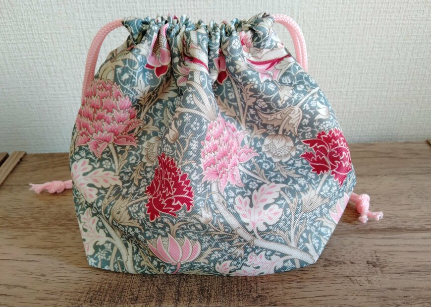 筆者撮影（セリア、ランチバッグ ウィリアムモリス柄）