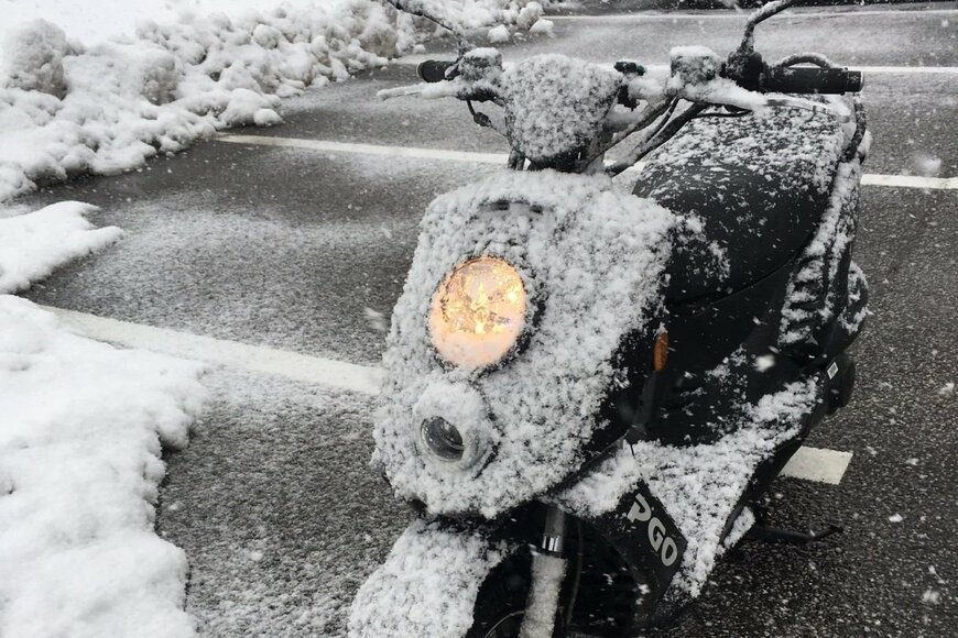 【バイク】雪が降りしきる滋賀県・琵琶湖周辺でツーリングするユーザーが猛者すぎる