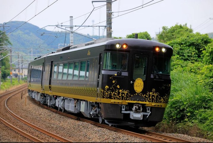 JR西日本の観光列車「はなあかり」