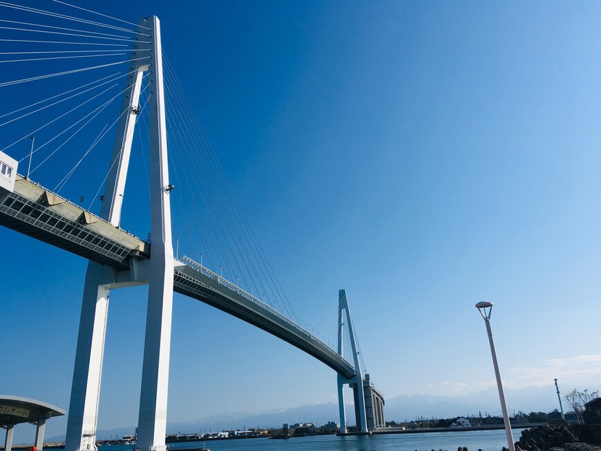 富山新港に架かる新湊大橋