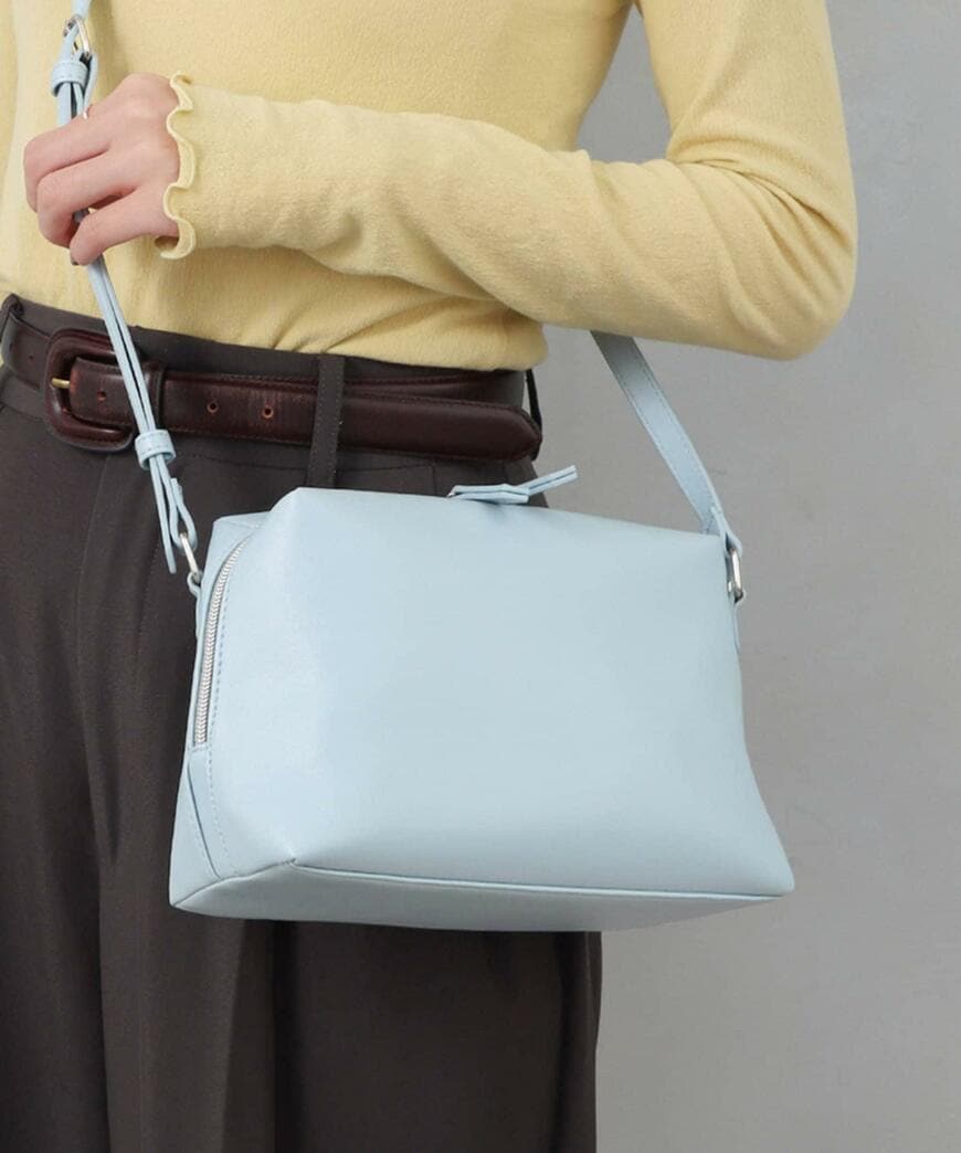 軽量マチ広ショルダーバッグ
