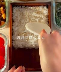 【そぼろの2色丼弁当】蓋が閉まるか心配になるほど具が盛り盛り！色合いも綺麗で「美味しそう」と話題