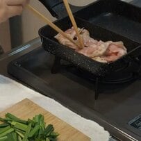 ご飯がすすむ味付け！妻が夫に作る「ガッツリ」食べたくなる【味噌の豚ニラ弁当】ご飯の上におかずを並べるシンプルな詰め方にも注目