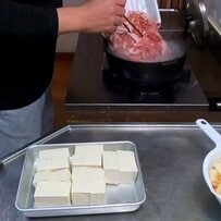 【絶対に美味しい】父が家族に作る「豪華なぶたすき弁当」がたまらない　ご飯の上にユニークな顔をデザインした一品が最高