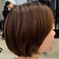 「髪の長さは変えずに、後ろをスッキリさせたい」という女性…プロのカットで軽やかなショートボブスタイルに！