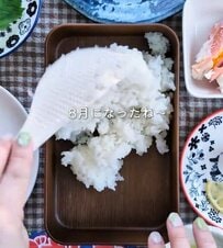 今日のお弁当は「ごはんonミニおにぎり」！？朝が早すぎる夫に妻がつくる、おかずもたっぷりの愛情弁当に「最高！」の声