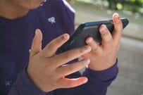 娘に「スマホを購入」した母親→娘と祖父のLINE履歴に「涙出た」「子供時代に戻りたい」