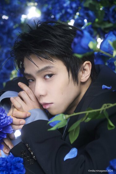 羽生結弦さん青バラに囲まれて30歳の大人の色気…6年前と同じ