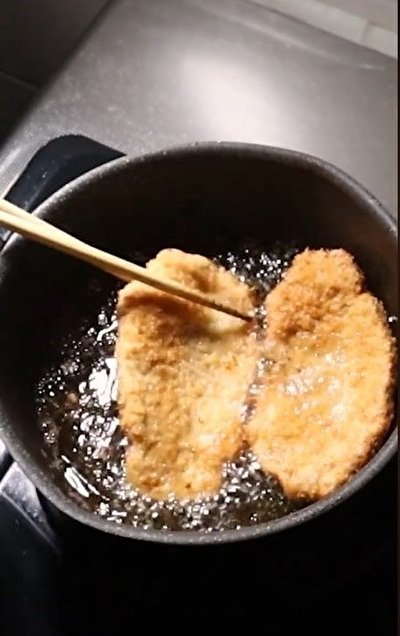 カツをこんがりときつね色になるまで揚げます