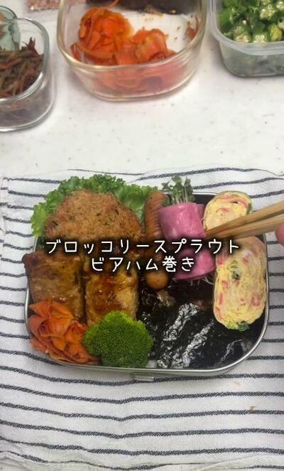 海苔の上におかずが詰められていく途中