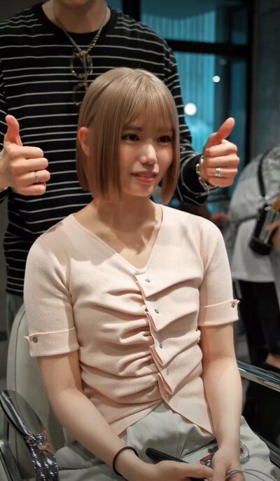 アフターは顎下ラインでストンとまとまったミルクティーベージュのストレートボブ