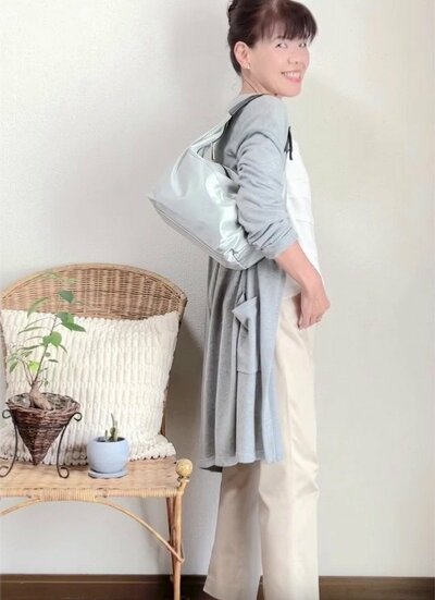 シルバーのバッグを添えた横向きの着こなし