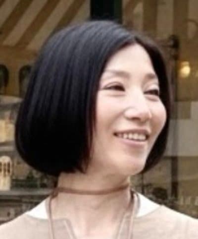 【69歳マダム】マキシ丈ワンピースをおしゃれに着こなす！柔らかな雰囲気のワントーンコーデに「とってもお似合いです」の声